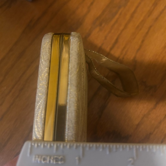 Vintage Zell Roundtowner compact kit.
Compact, change purse, comb, lipstick. - Picture 10 of 11